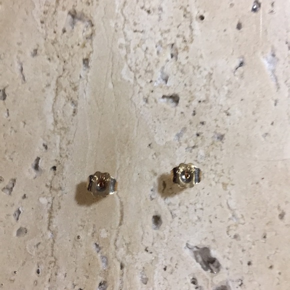 Pearl earring studs 🌼🌻 - Picture 3 of 5